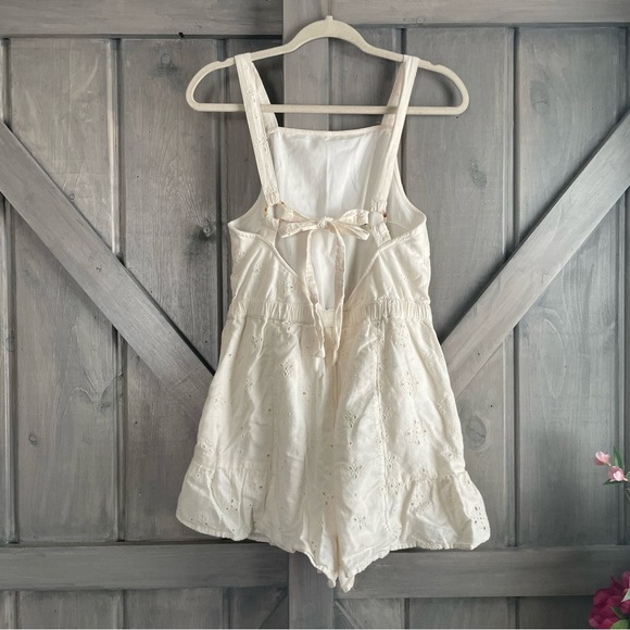 American Eagle Ivory Eyelet Romper open bow back- size medium - Picture 4 of 9